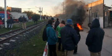 Timbúes: trabajadores comunales cortaron la ruta por despidos
