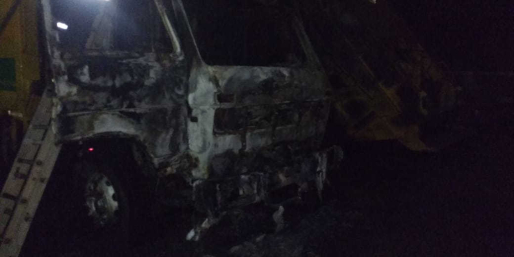 Múltiples vehículos fueron consumidos por un incendio en un galpón