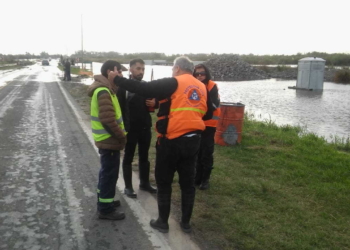 El desborde de un arroyo provocó el corte de Ruta 11  y desvíos por autopista