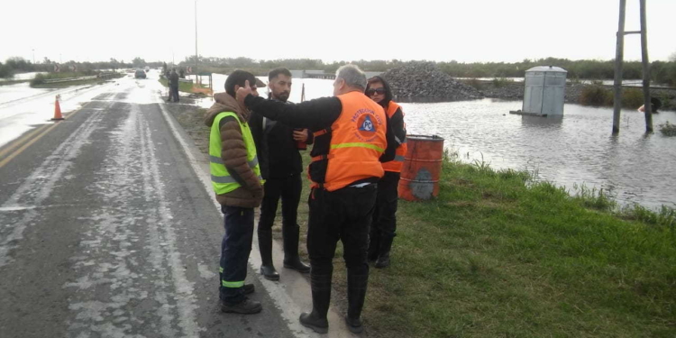 El desborde de un arroyo provocó el corte de Ruta 11  y desvíos por autopista
