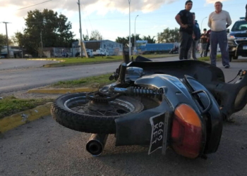 Un joven con traumatismo de cráneo grave al caer de su moto