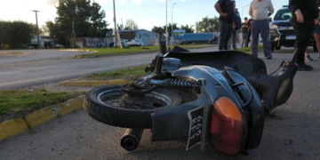 Un joven con traumatismo de cráneo grave al caer de su moto