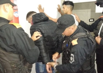 Oficial: la policía aún busca a seis presos fugados en autopista