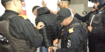 Oficial: la policía aún busca a seis presos fugados en autopista