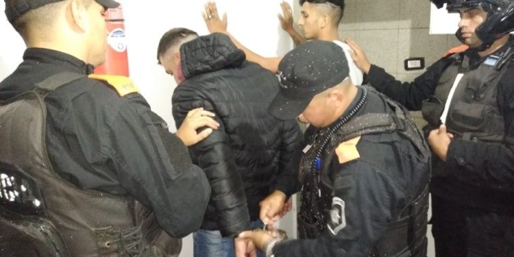 Oficial: la policía aún busca a seis presos fugados en autopista