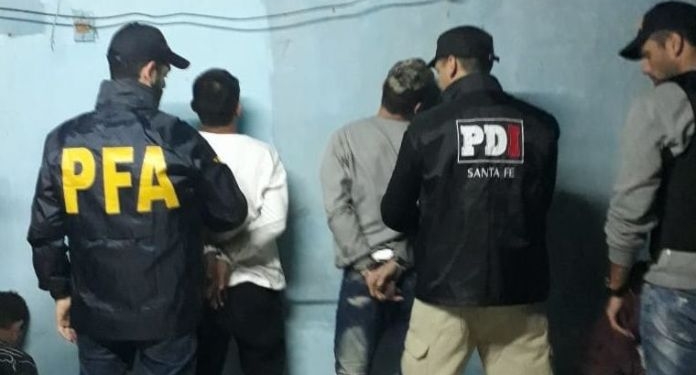 Fuga en autopista: atraparon a otros dos presos y quedan tres prófugos