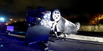 Reventó una cubierta y volcó en la mano contraria de autopista