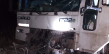 Un camionero fue rescatado por bomberos tras un choque en autopista