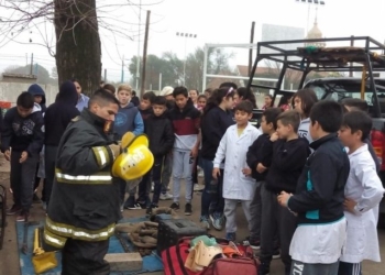 Alumnos de Timbúes participaron de una jornada junto a bomberos