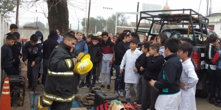 Alumnos de Timbúes participaron de una jornada junto a bomberos