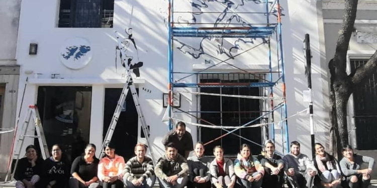 Jóvenes de Serodino rediseñaron el frente del Centro de Ex Combatientes de Malvinas
