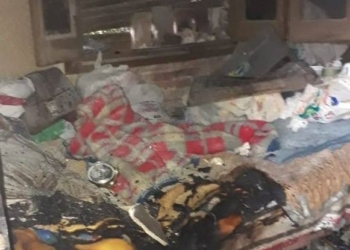 Una abuela fue rescatada de su casa por policías en medio de una nube de humo