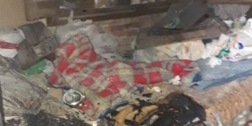 Una abuela fue rescatada de su casa por policías en medio de una nube de humo