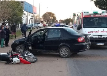 Un motociclista impactó contra un auto en Ruta 11 y resultó herido