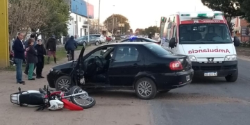 Un motociclista impactó contra un auto en Ruta 11 y resultó herido