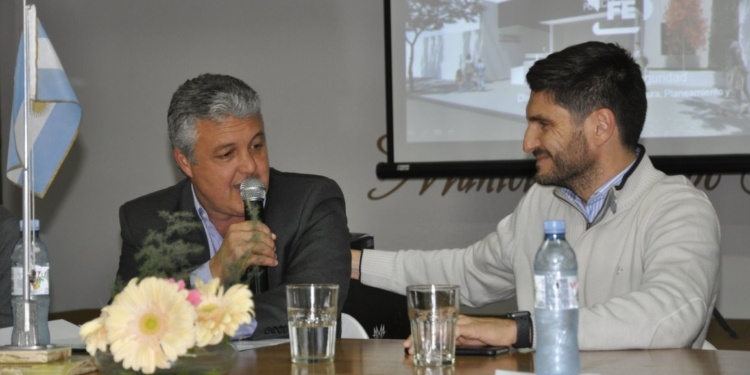 Pullaro presentó el proyecto del comando radioeléctrico y entregó un aporte en San Genaro