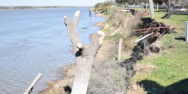 Avanzan las gestiones para evitar futuros derrumbes de la barranca en Gaboto