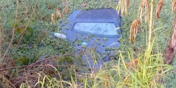 Le robaron el auto y apareció sumergido en un arroyo