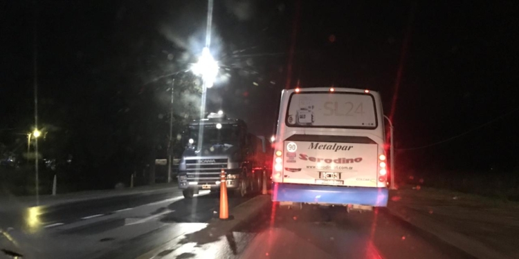 Caos de tránsito en La Ribera: camiones varados por despiste y roturas
