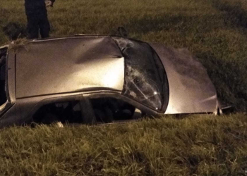Un joven quedó atrapado en su auto al despistar y terminar en la cuneta sobre Ruta 11