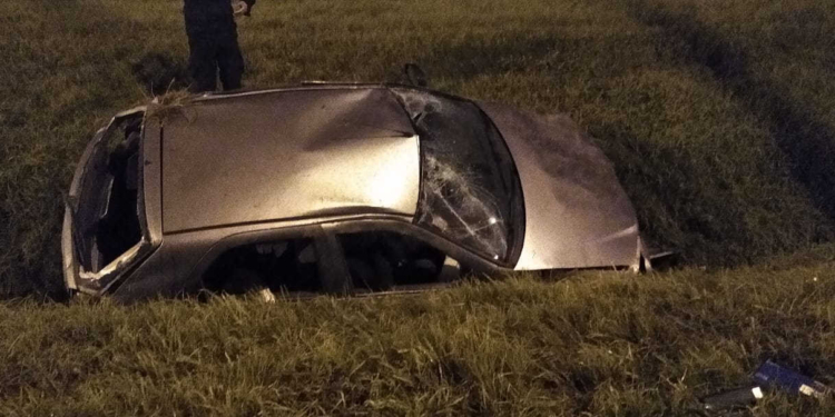 Un joven quedó atrapado en su auto al despistar y terminar en la cuneta sobre Ruta 11