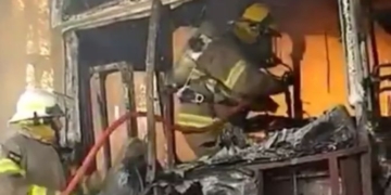 Un colectivo fue consumido por las llamas mientras estaba estacionado