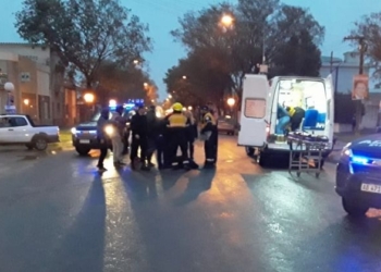 Una moto y un auto colisionaron sobre el asfalto mojado en San Genaro