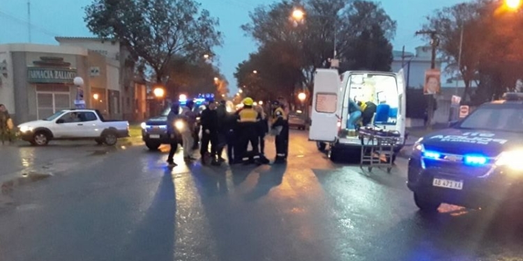 Una moto y un auto colisionaron sobre el asfalto mojado en San Genaro