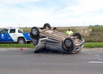 Dos heridos al dar varios tumbos en autopista y terminar en la mano contraria