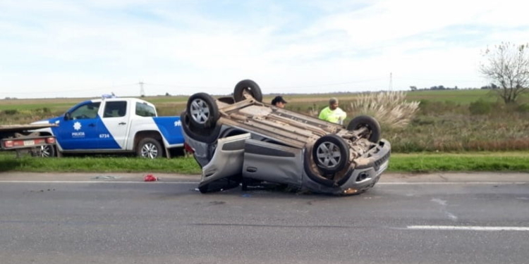 Dos heridos al dar varios tumbos en autopista y terminar en la mano contraria