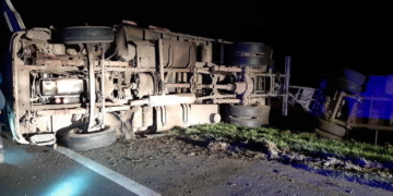 Impactante vuelco de un camión cargado entre Oliveros y Maciel