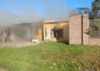 Una mujer debió ser trasladada a un centro de salud tras un incendio