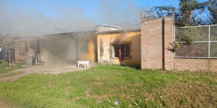 Una mujer debió ser trasladada a un centro de salud tras un incendio