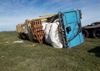 El acoplado de un camión volcó en Maciel a la vera de la autopista