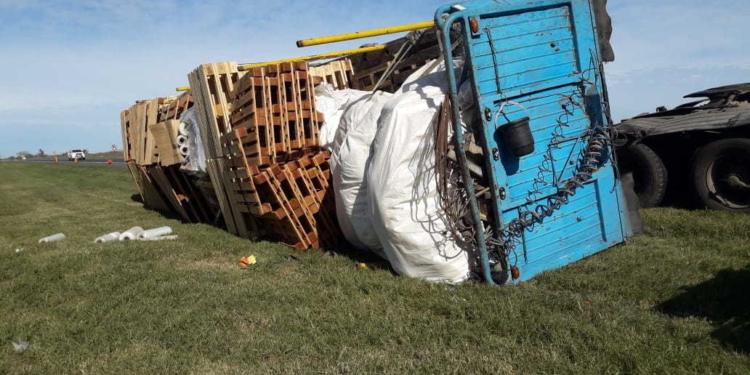 El acoplado de un camión volcó en Maciel a la vera de la autopista
