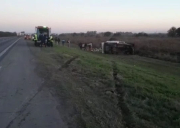 Dos heridos al reventar un neumático y volcar con su camioneta en autopista
