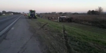 Dos heridos al reventar un neumático y volcar con su camioneta en autopista