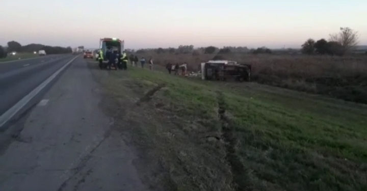 Dos heridos al reventar un neumático y volcar con su camioneta en autopista