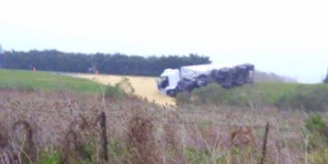 Un camión con soja volcó sobre autopista a la altura de Oliveros