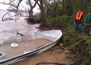 Rescataron a cuatro personas en una embarcación a punto de hundirse