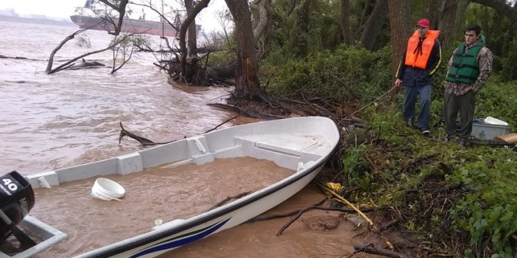 Rescataron a cuatro personas en una embarcación a punto de hundirse