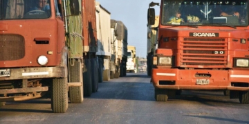 Camionero esperaba para descargar, golpeó a un policía y terminó detenido