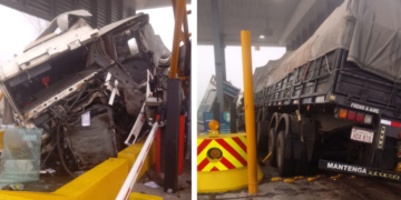 Milagro en autopista: camión chocó el peaje y hay menores heridos