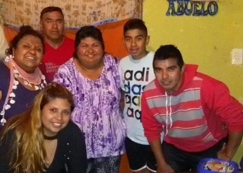 Una familia sangenarina abrió las puertas de su casa y sirve la merienda a niños