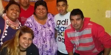 Una familia sangenarina abrió las puertas de su casa y sirve la merienda a niños