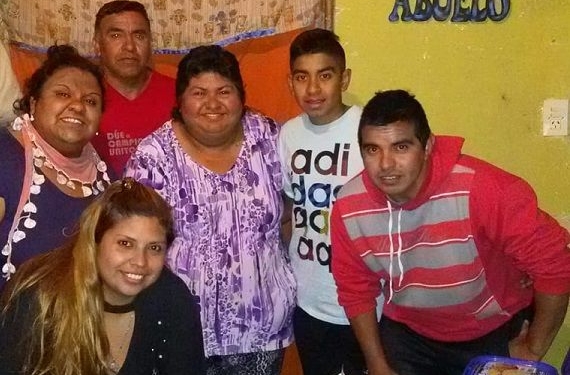 Una familia sangenarina abrió las puertas de su casa y sirve la merienda a niños