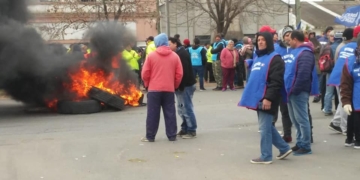 Un reclamo de municipales cortó la ruta 11 con quema de cubiertas