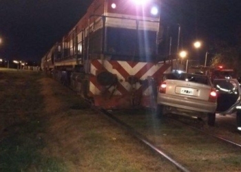 Choque en las vías: un auto destrozado por el tren y una mujer rescatada