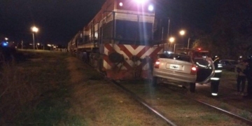 Choque en las vías: un auto destrozado por el tren y una mujer rescatada