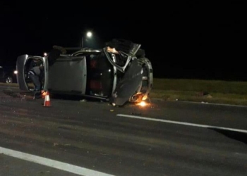 Monje: un auto chocó contra el guardarrail y volcó sobre autopista